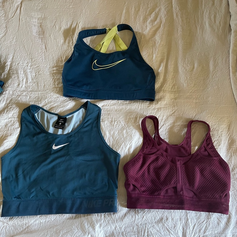 Nike womens M sports bras
